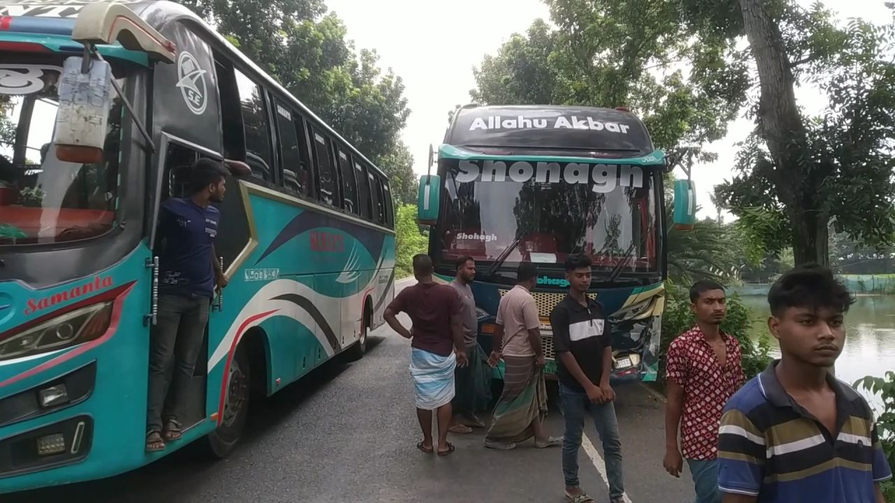 বাগেরহাটে বাসচাপায় ভ্যানযাত্রী নিহত, আহত ২