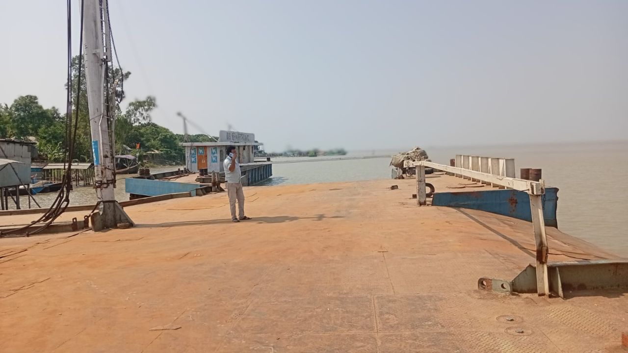 নাব্যসংকটে বন্ধ দৌলতদিয়ার ৭ নম্বর ফেরিঘাট