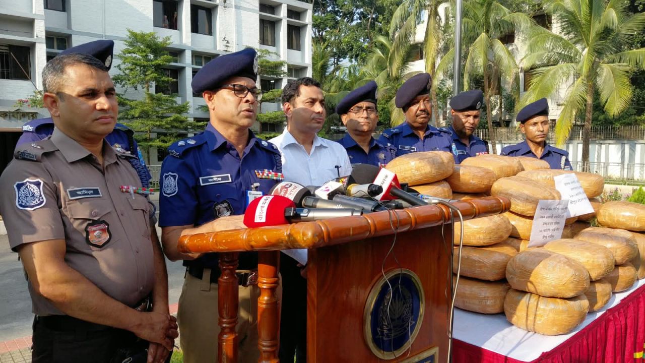 শ্রীপুরে ৮৮ কেজি গাঁজাসহ নারী গ্রেপ্তার, স্বামী পলাতক