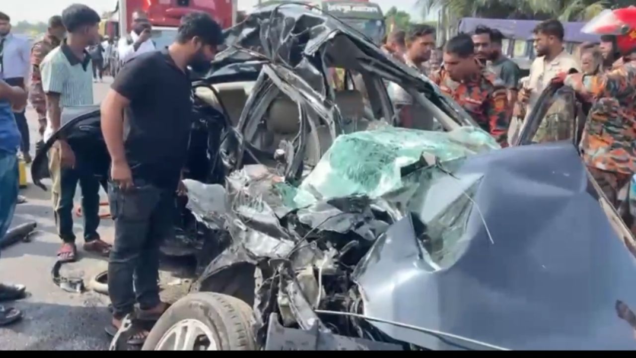 ঢাকা-চট্টগ্রাম মহাসড়কে বাস-প্রাইভেটকার সংঘর্ষ