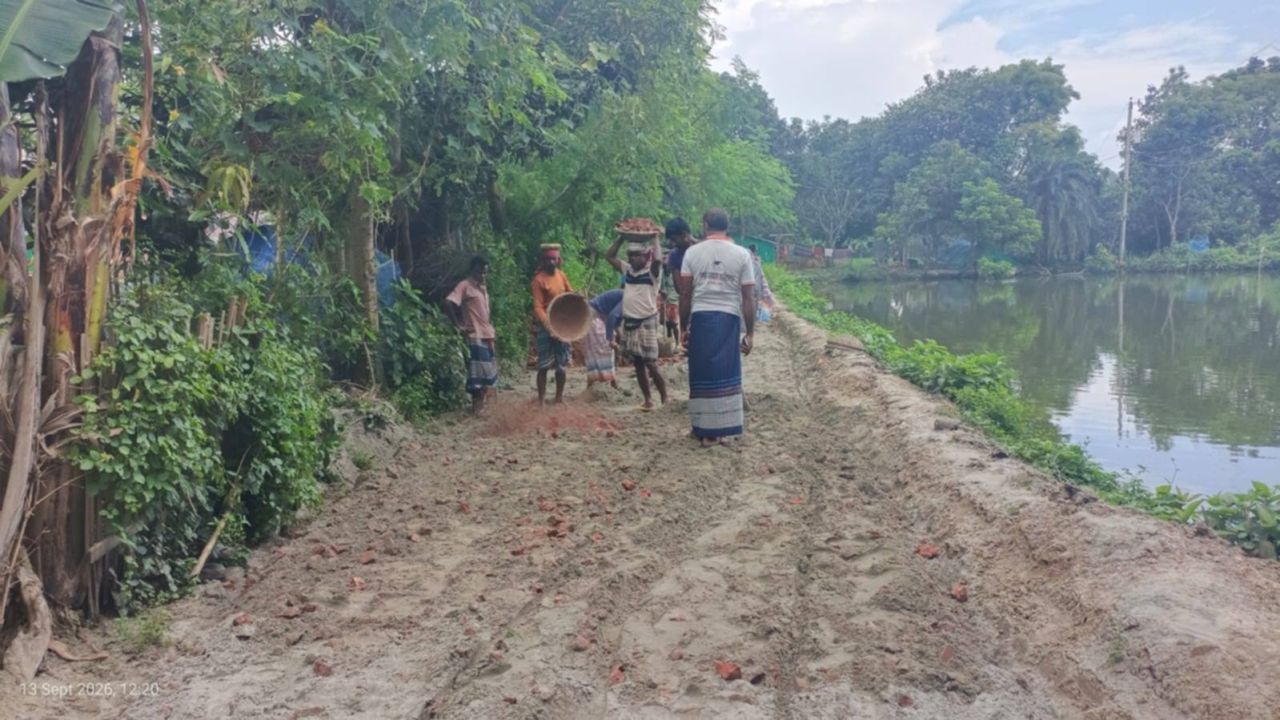 কোটি টাকার সড়ক নির্মাণে অনিয়ম, প্রতিবাদ করায় কাজ বন্ধের হুমকি