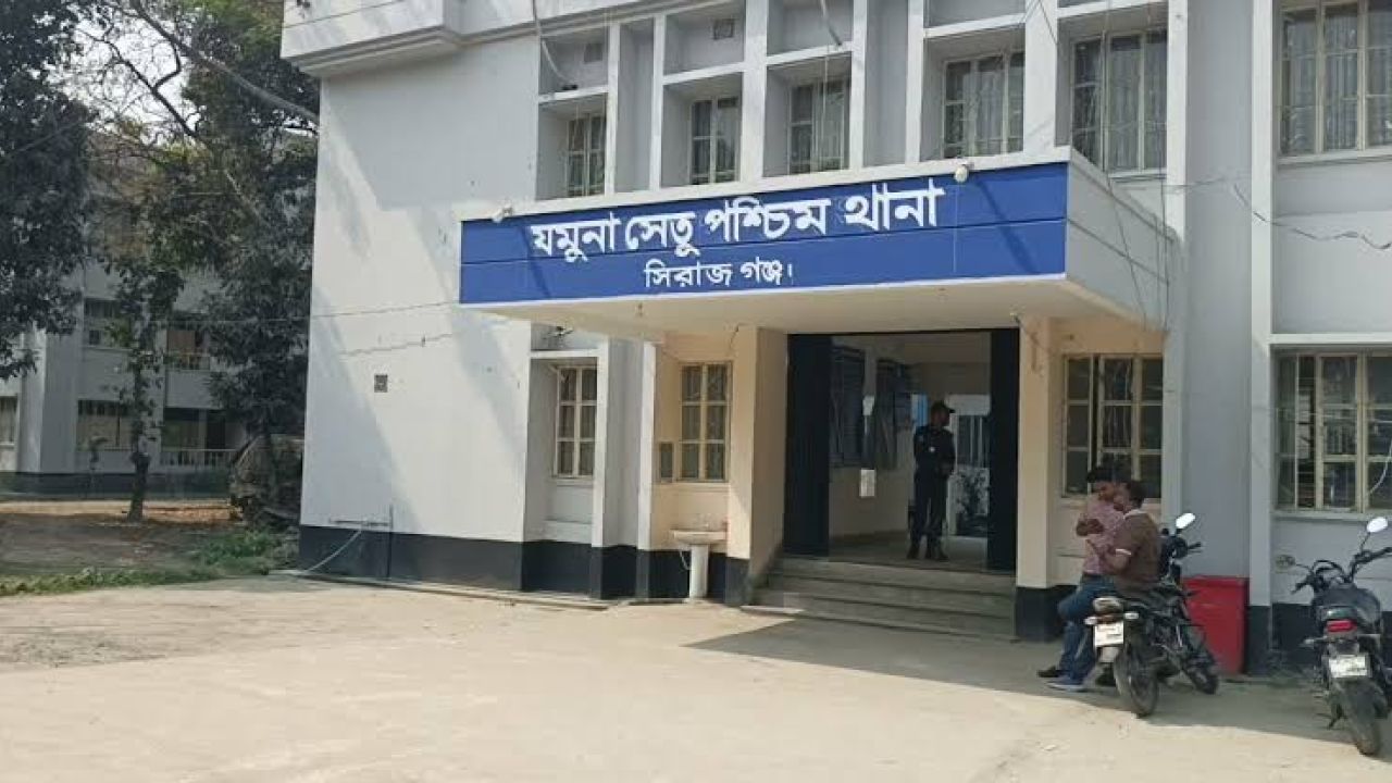 মহাসড়কে বিকল ট্রাকে বাসের ধাক্কা, নিহত ২