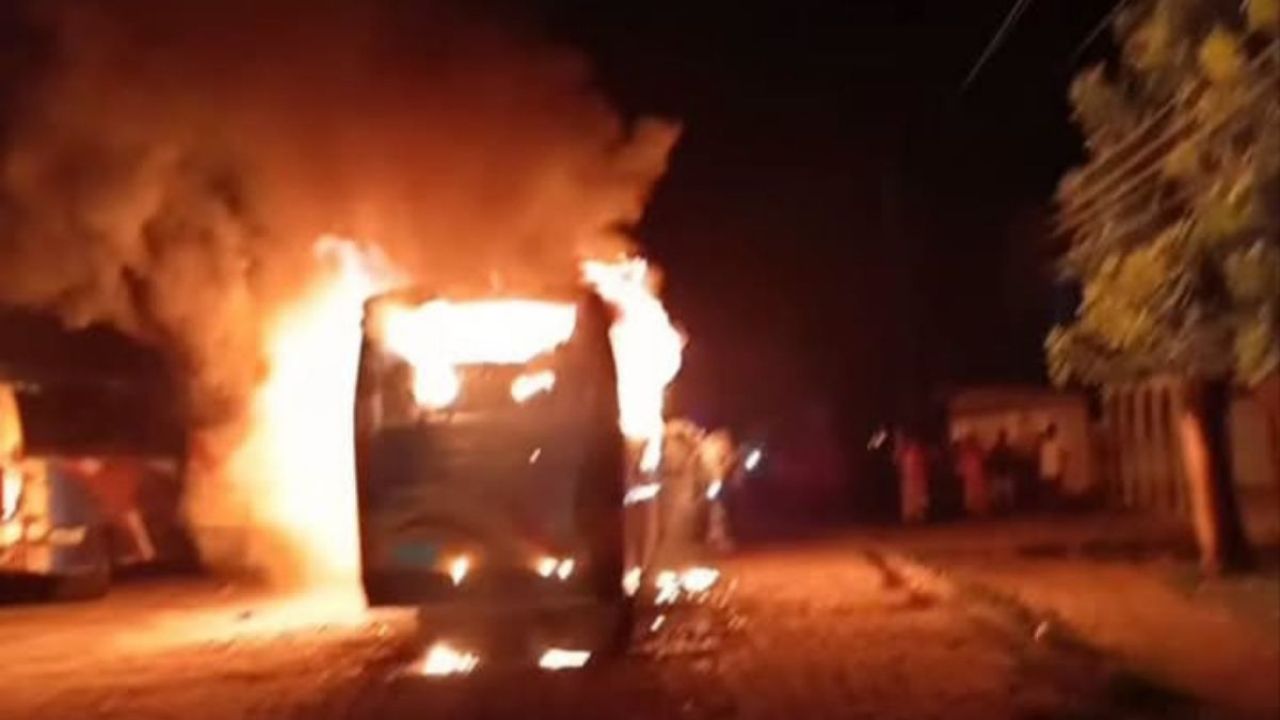 দৌলতদিয়া বাস টার্মিনালে পার্কিং করা বাসে আগুন