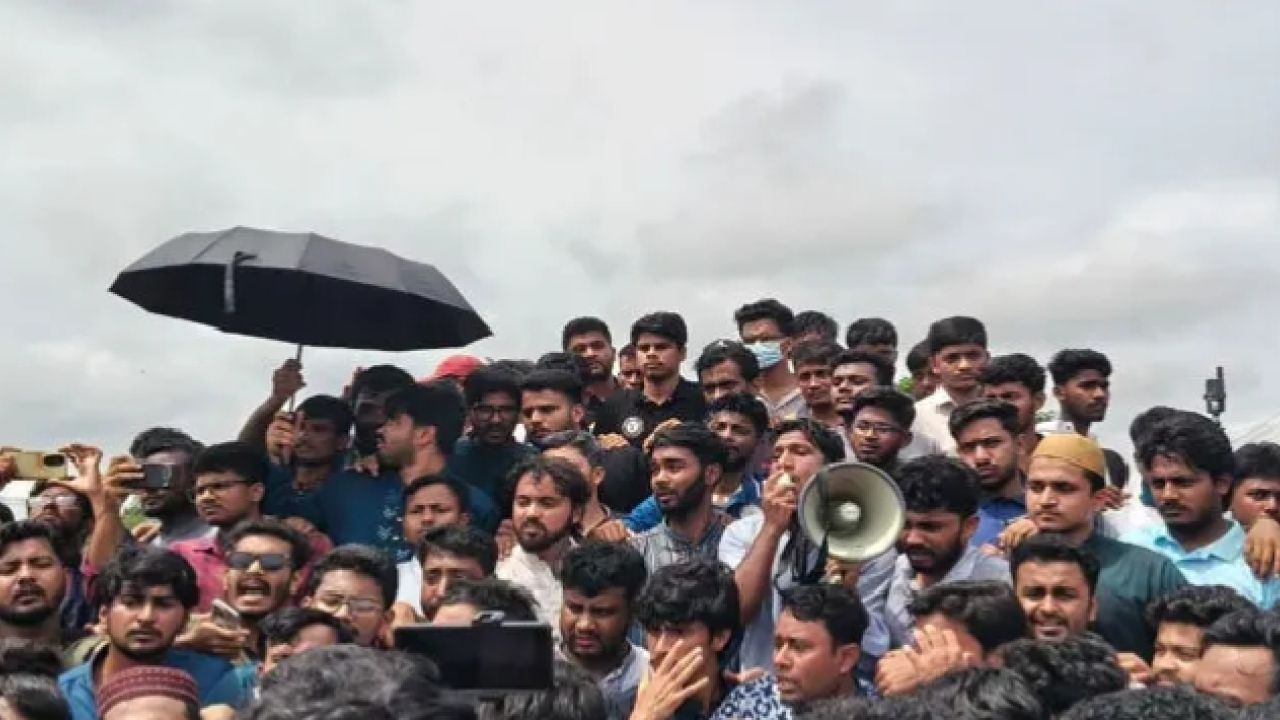 চার দফা দাবি জা‌নি‌য়ে মহাসড়ক ছাড়‌লো কুবি শিক্ষার্থীরা