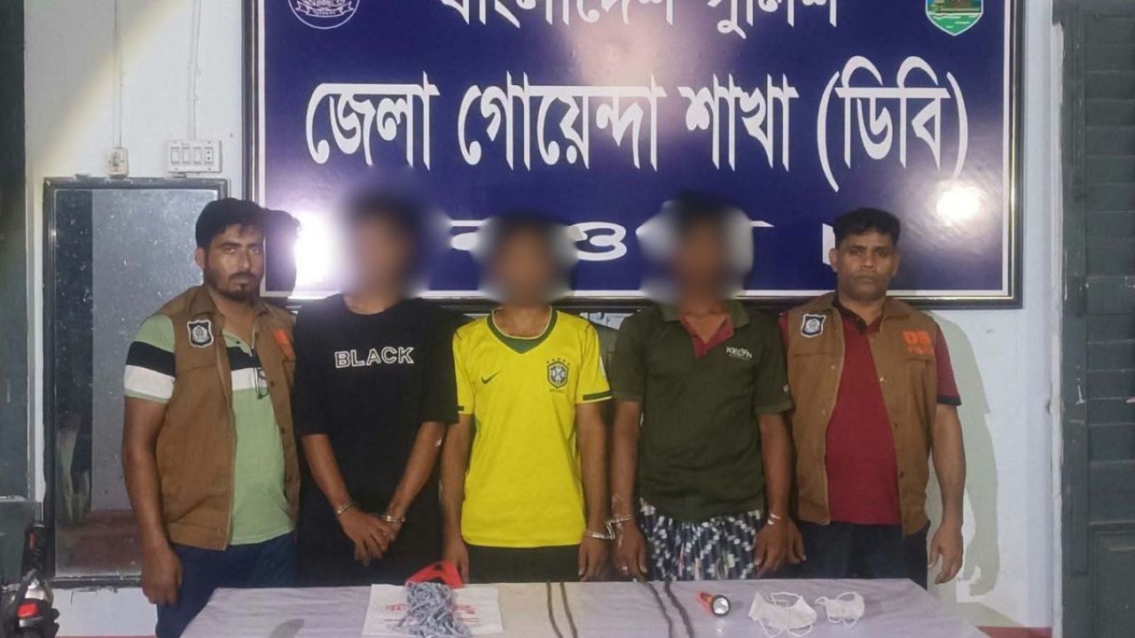 পোরশা সড়কে ডাকাতির প্রস্তুতিকালে দেশীয় অস্ত্রসহ আটক ৩