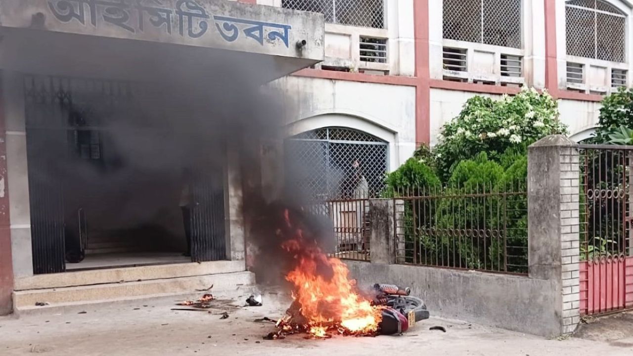 রাণীনগরে কলেজ প্রাঙ্গণে অধ্যক্ষকে পিটিয়ে হাত-পা ভাঙল হামলাকারীরা