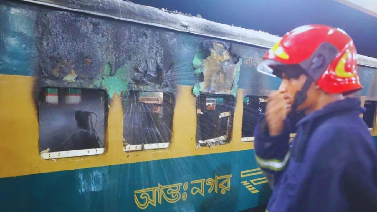 কমলাপুরে ট্রেনে আগুনের ঘটনায় তদন্ত কমিটি গঠন