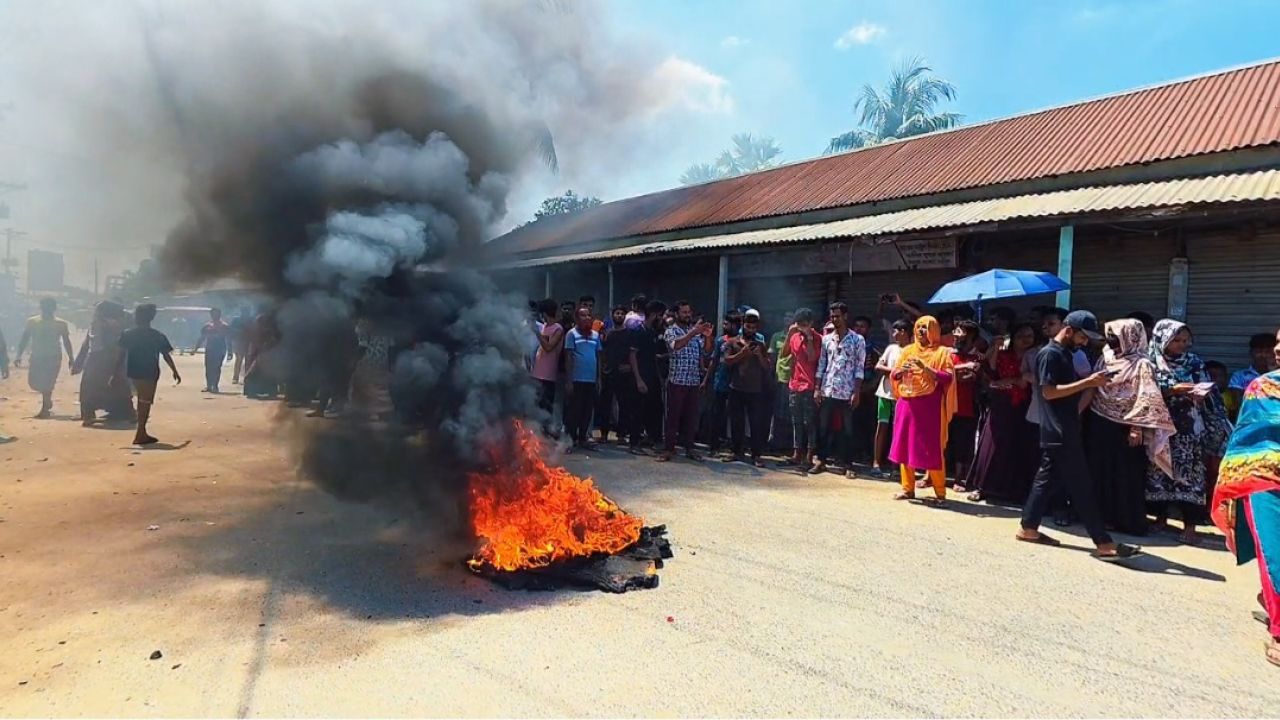 গাজীপুরে বকেয়া বেতনের দাবিতে গার্মেন্টস শ্রমিকদের সড়ক অবরোধ