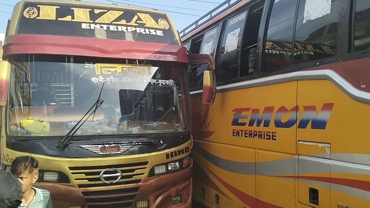 জ্বালানি তেলের মূল্যবৃদ্ধি : দক্ষিণাঞ্চলে কমছে যান চলাচল, স্থবির পরিবহন খাত