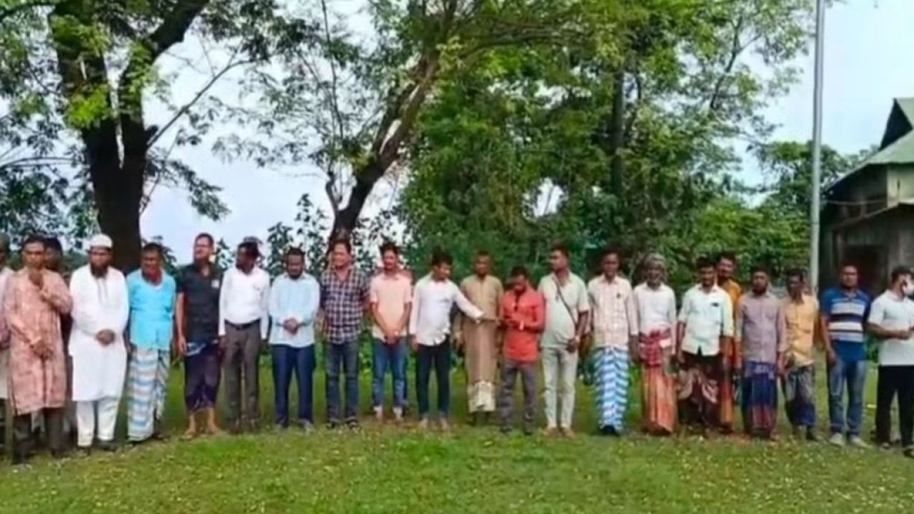 জামালগঞ্জে অতিরিক্ত টোল আদায়ের প্রতিবাদে মানববন্ধন