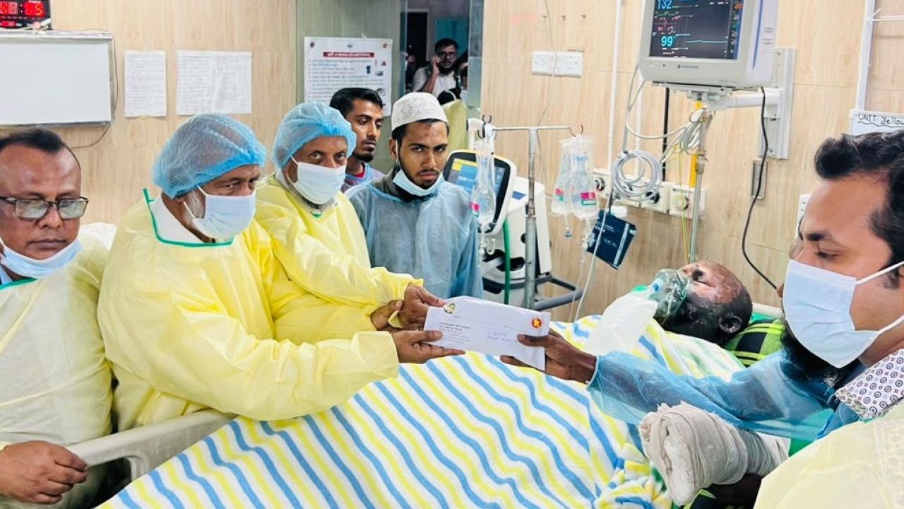 আশুলিয়া অগ্নিকাণ্ডে ক্ষতিগ্রস্তদের দেখতে হাসপাতালে দুই মন্ত্রী