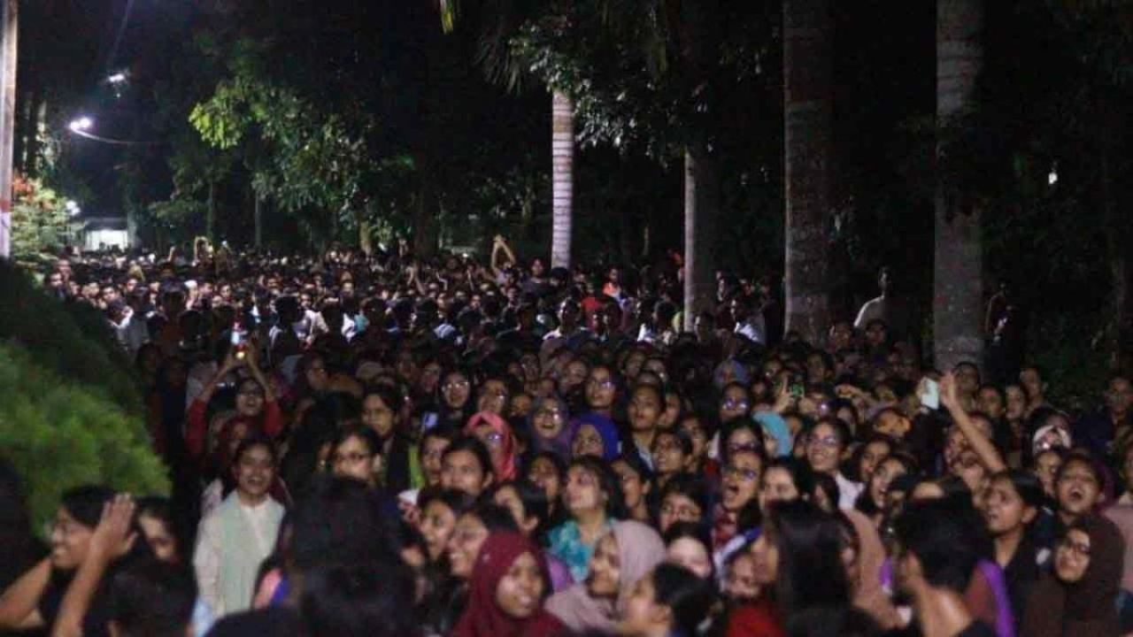 চুয়েটে উপাচার্য বদলির প্রতিবাদে শিক্ষার্থীদের বিক্ষোভ