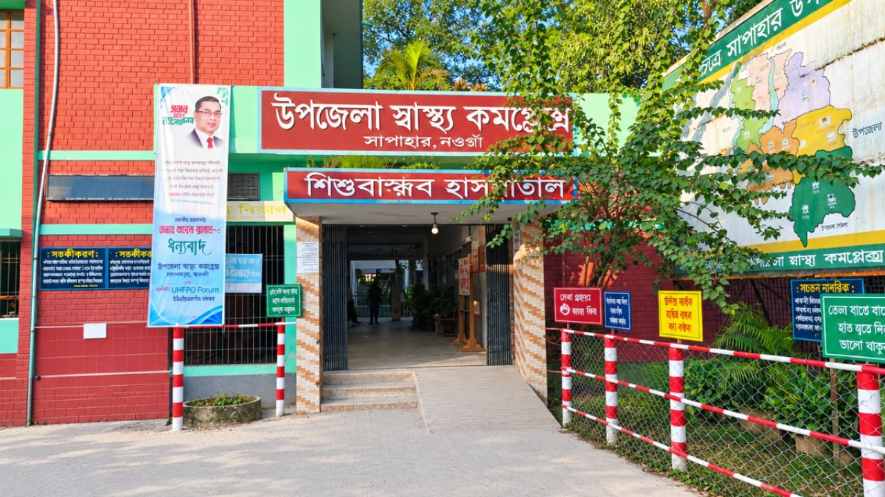 অসম্পূর্ণ সংস্কারকাজ, চিকিৎসা নিতে গিয়ে দুর্গন্ধে নাকাল রোগীরা