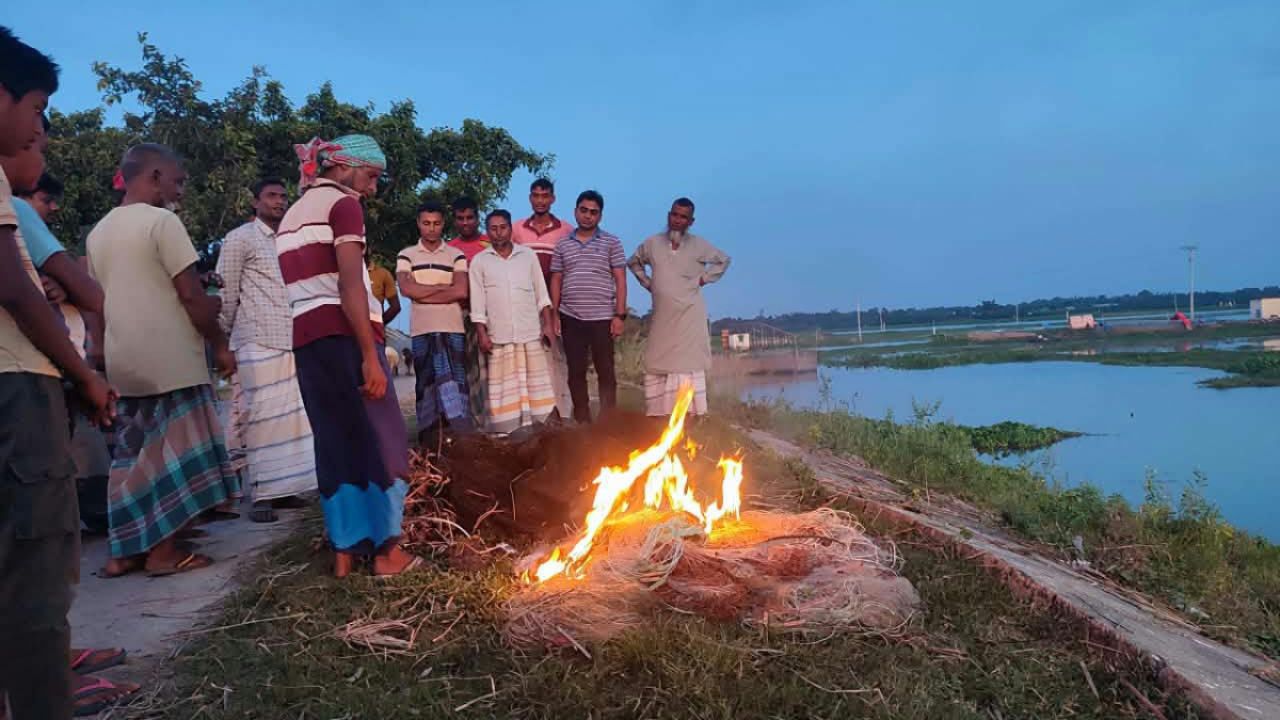 বিলে আচমকা অভিযান, পুড়িয়ে ধ্বংস নিষিদ্ধ জাল