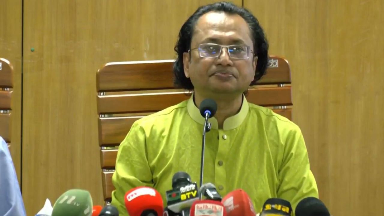 জ্বালানির মূল্য বাড়লেও বাসভাড়া নিয়ন্ত্রণে ভূমিকা রাখবে সরকার: তথ্য উপদেষ্টা