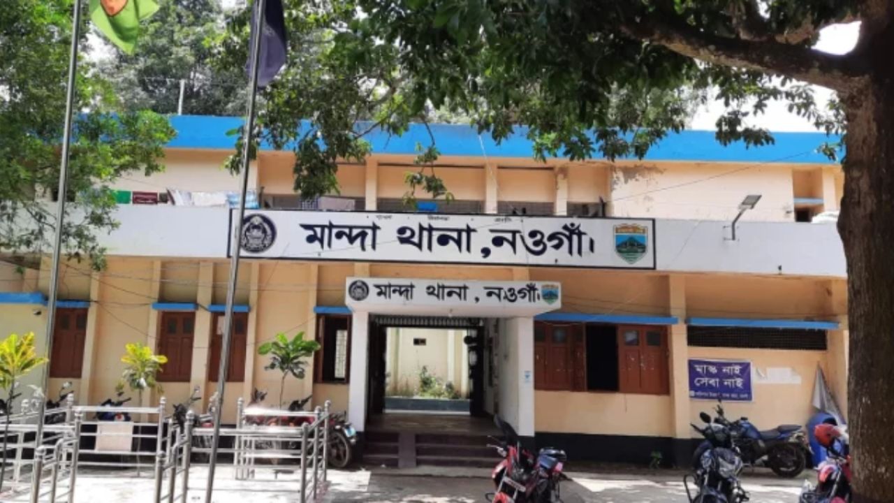 মান্দায় বাসের চাপায় চার্জারভ্যান চালক নিহত