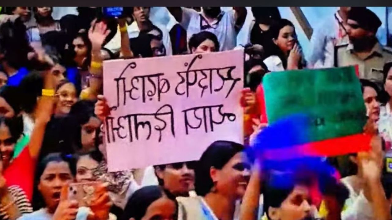 ছাত্রদের ক্ষোভে রাহুলের সুর, ইন্দোরে মুখোমুখি বিজেপি-কংগ্রেস