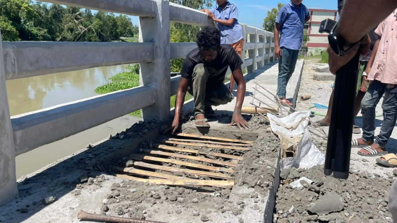 ১০ কোটির সেতুতে রডের বদলে বাঁশ, ঠিকাদারকে শোকজ