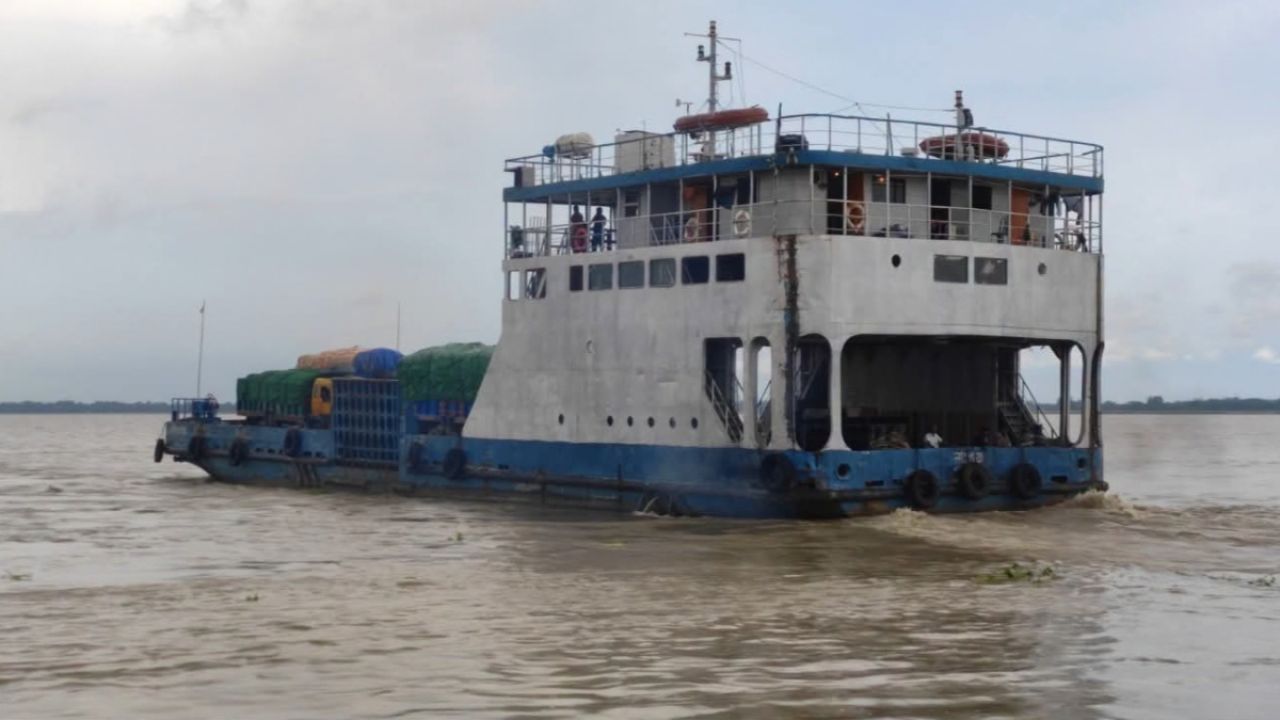 পদ্মায় তীব্র স্রোতে ১৬ দিন বন্ধের পর ধাওয়াপাড়া-নাজিরগঞ্জ রুটে ফেরি চালু