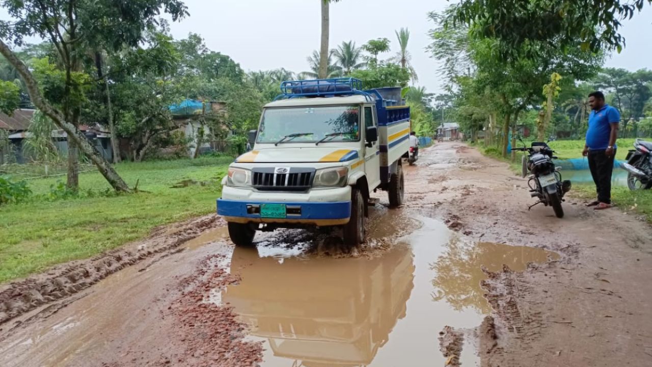 কাজ ফেলে উধাও ঠিকাদার, ভোগান্তিতে দুই উপজেলার বাসিন্দা
