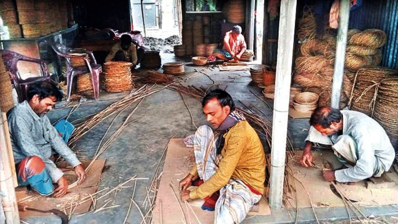 সাঁথিয়ায় কচুরিপানা থেকে তৈরি পণ্য রপ্তানি হচ্ছে ৮ দেশে
