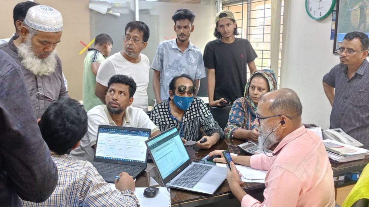 ১১ হাজার সংযোগ বিচ্ছিন্ন, ডিপিডিসি কার্যালয়ে গ্রাহকদের ভিড়