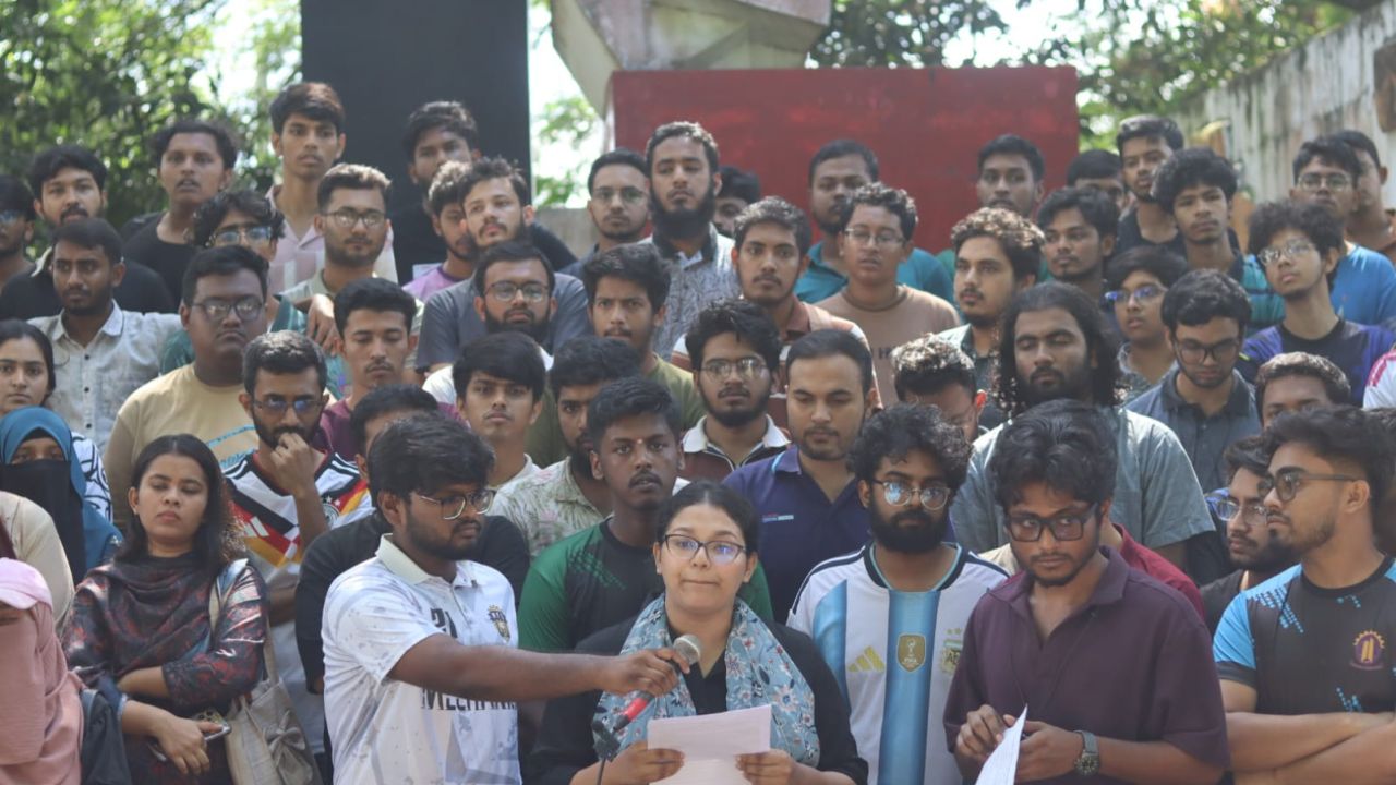 উপচার্যকে পুনর্বহালের দাবিতে চুয়েটে দ্বিতীয় দিনেও আন্দোলন, গণস্বাক্ষর
