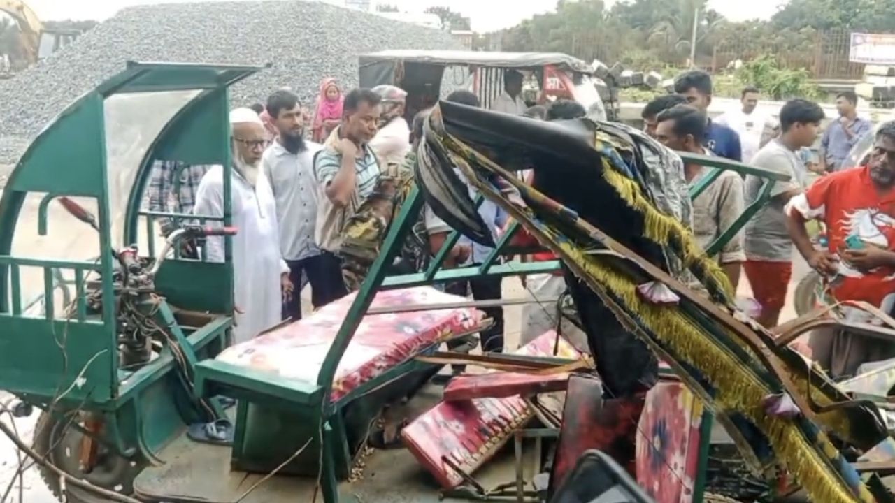 গাজীপুরে অটোরিকশায় বেপরোয়া ট্রাকের চাপায় নিহত ৩, আহত ৩