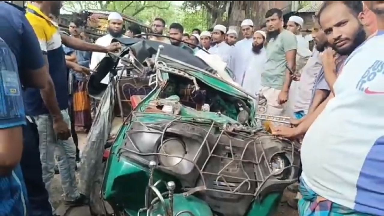 ট্রাকের ধাক্কায় দুমড়েমুচড়ে গেল সিএনজি, নিহত ১