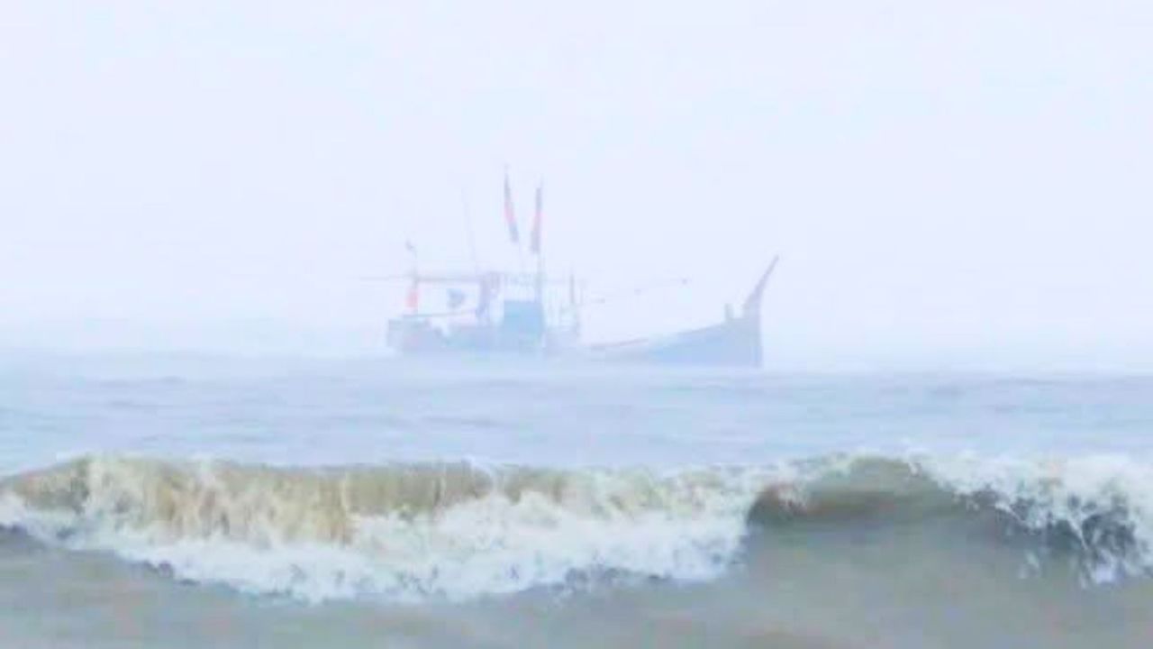 ৩ নম্বর সংকেতের মধ্যে সাগরে বিকল ট্রলার, ভাসছেন ১৮ জেলে