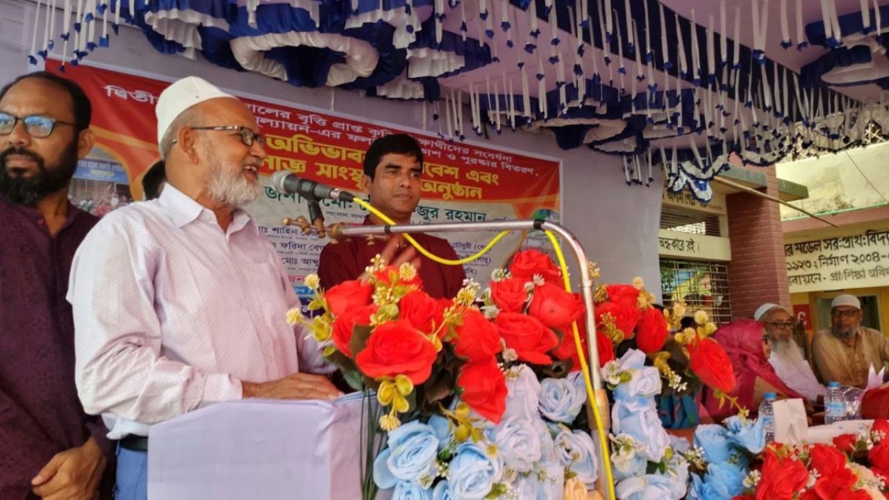 সাপাহারে কৃতি শিক্ষার্থীদের সংবর্ধনা ও পুরস্কার বিতরণ