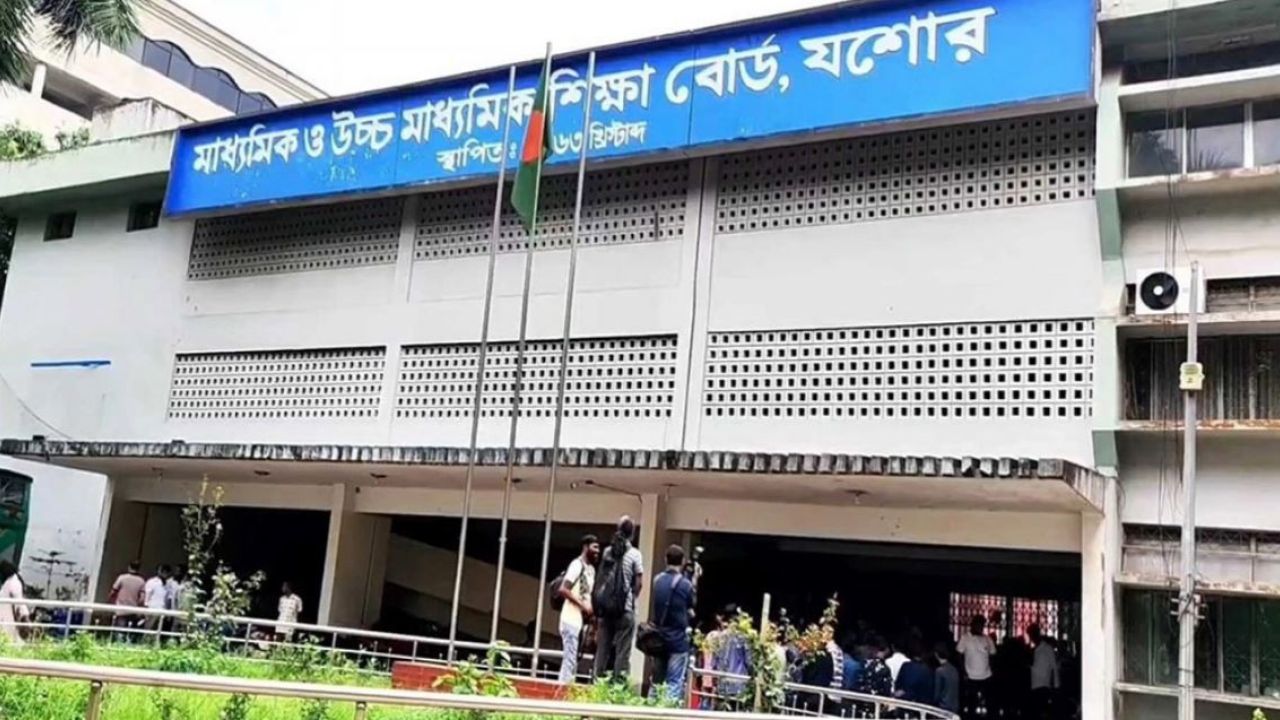 খাতার ভুল মূল্যায়নে শাস্তি পাচ্ছেন ১৬৮৪ পরীক্ষক