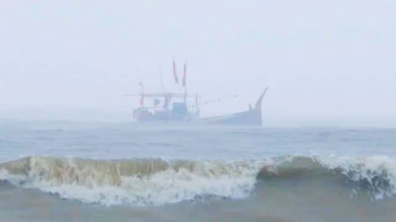 সাগরে ৪ দিন আটকে পড়ার পর নিরাপদে ফিরলেন ১৮ জেলে