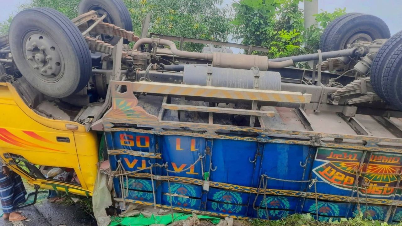 রাজবাড়ী-কুষ্টিয়া মহাসড়কে আবারও ট্রাক উল্টে দুর্ঘটনা