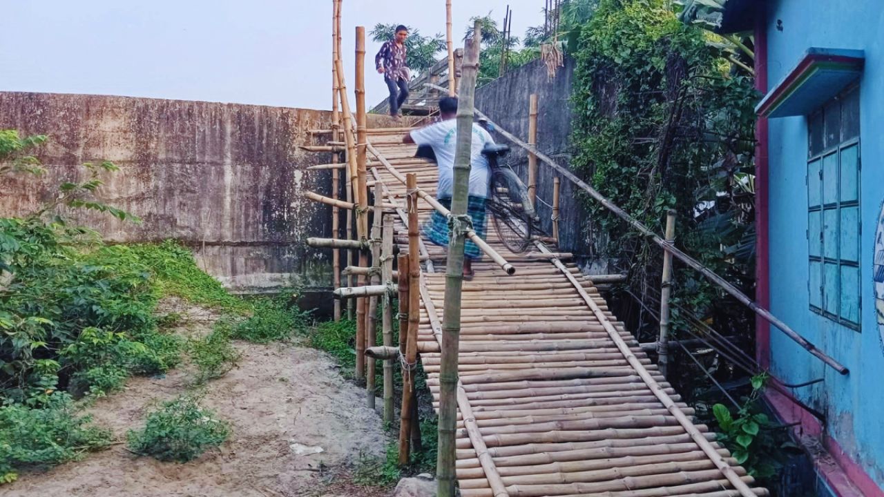 কোটি টাকার আধুনিক ব্রিজে ওঠার উপায় সাঁকো