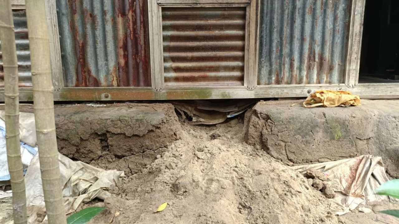 একই রাতে সিঁধ কেটে দুই বাড়িতে চুরি