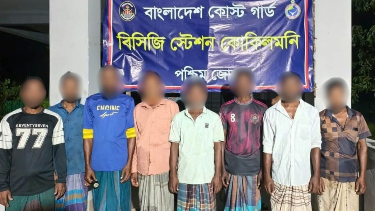 উত্তাল সমুদ্রে ৬ দিন ভেসে থাকা ৮ জেলেকে উদ্ধার করল কোস্ট গার্ড