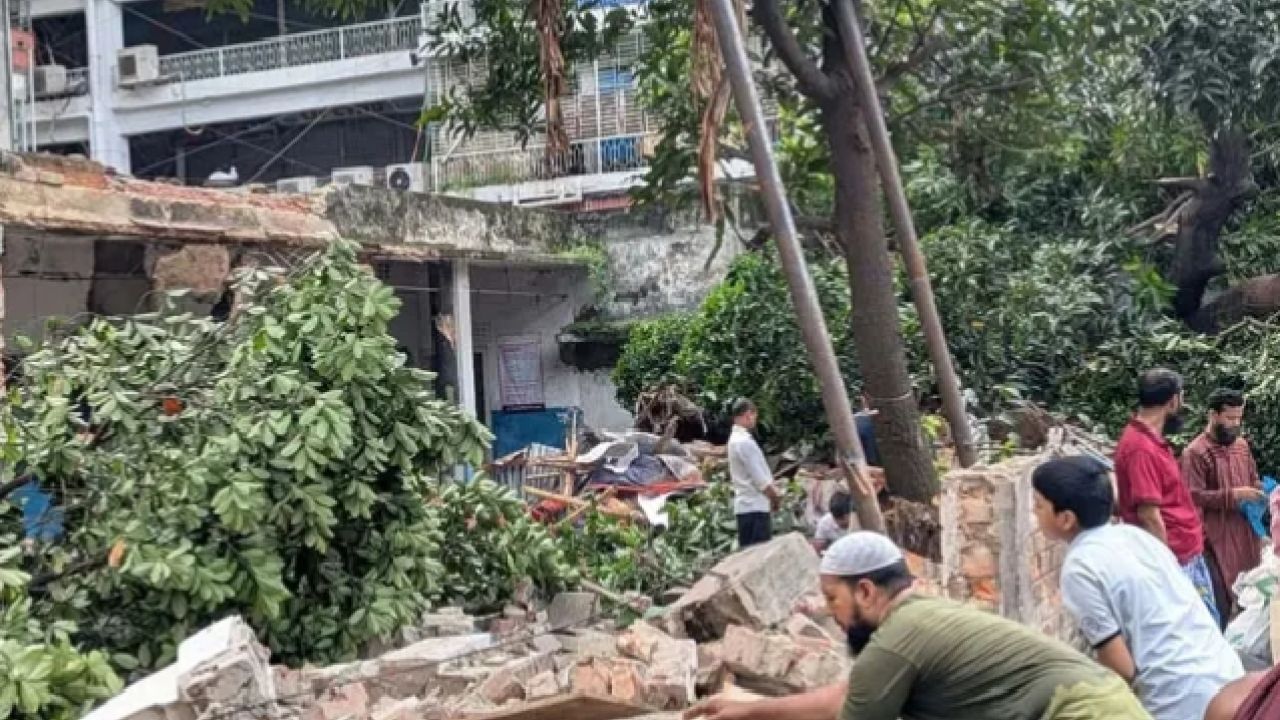 মিরপুরে মধ্যরাতে টিকাদান কেন্দ্রে তাণ্ডব: ভবন গুঁড়িয়ে মালামাল লুট