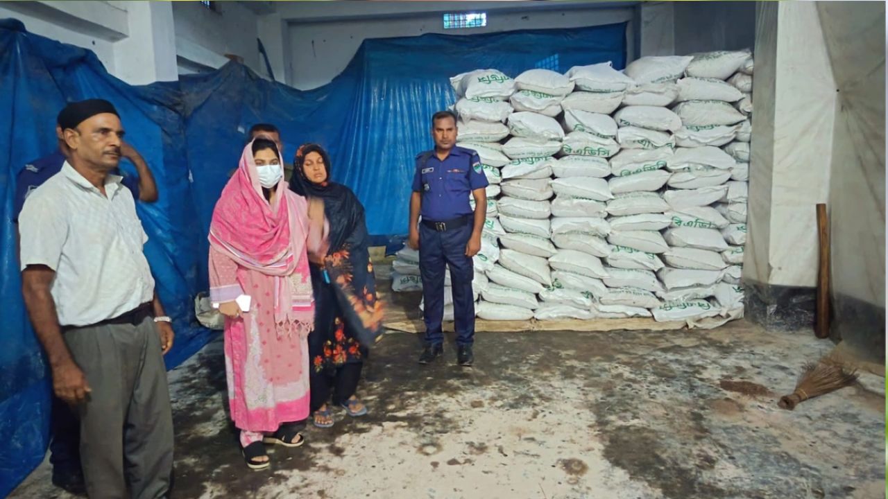 জীবননগরে অবৈধভাবে মজুত ৪০৩ বস্তা সার জব্দ