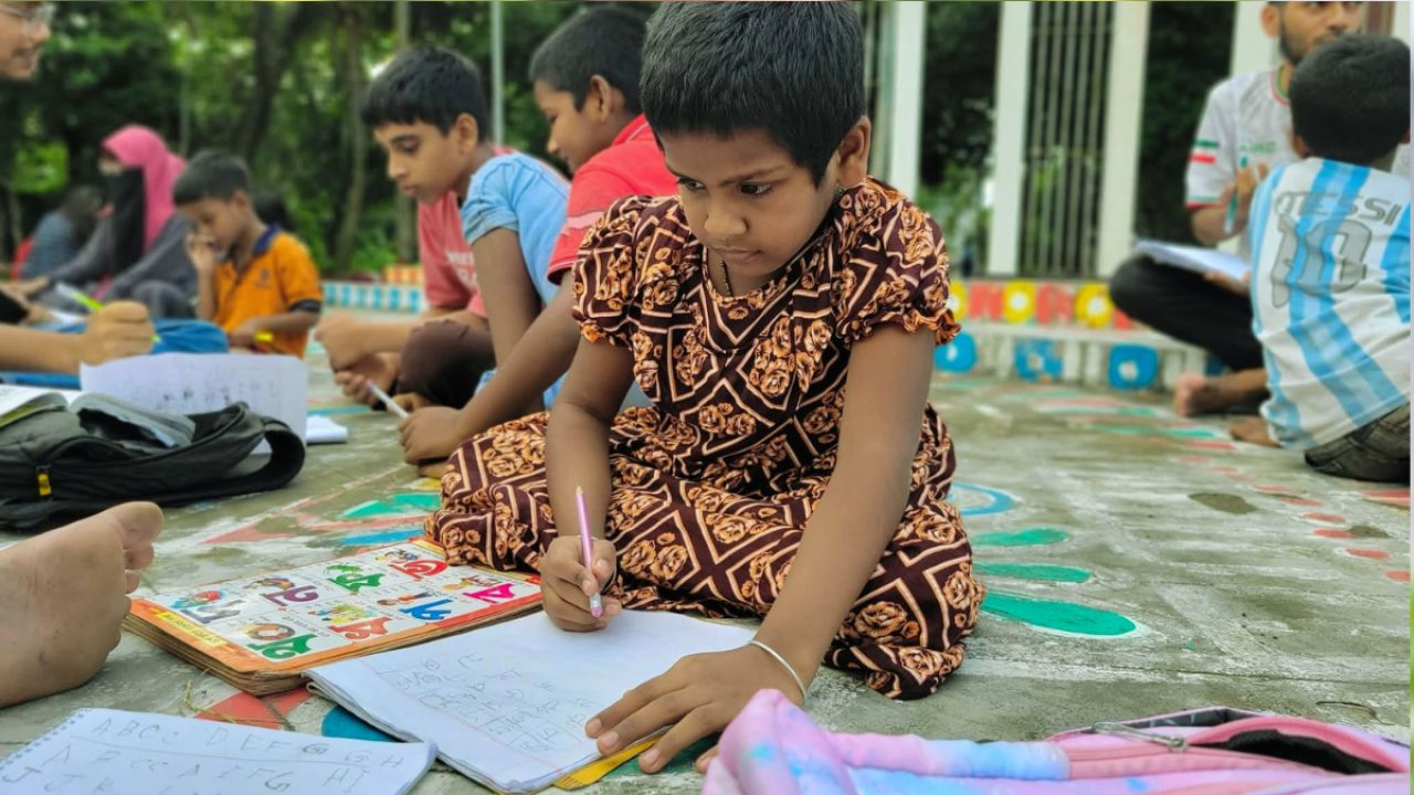 ছুটির দিনে ক্যাম্পাসে বসছে আলোর পাঠশালা