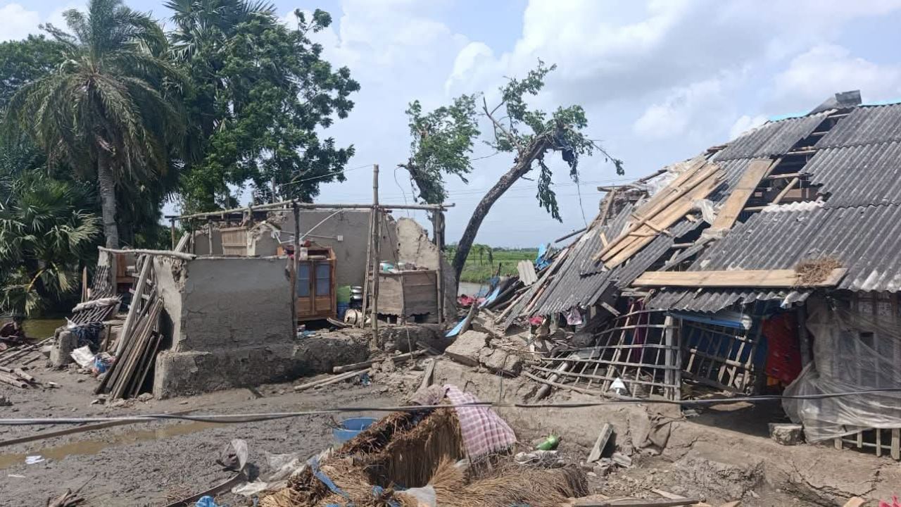 সাতক্ষীরায় টর্নেডোর তাণ্ডব, ঘরবাড়ি লণ্ডভণ্ড