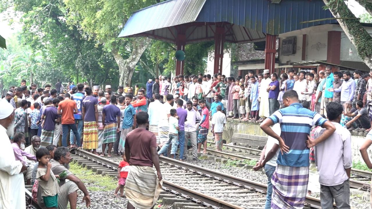 নীলফামারীতে রেলপথ অবরোধ, ৫ ঘণ্টা ট্রেন চলাচল বন্ধ