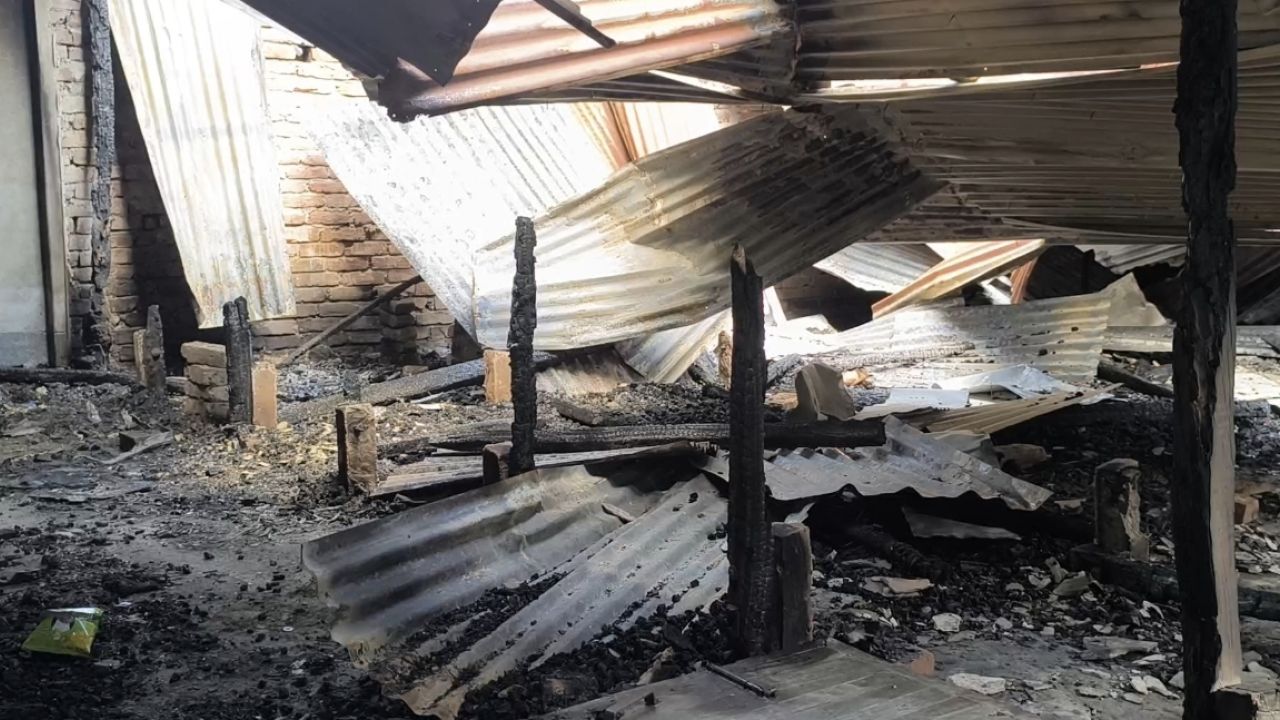প্রতিপক্ষকে ফাঁসাতে আসামির ঘরেই আগুন দেওয়ার অভিযোগ