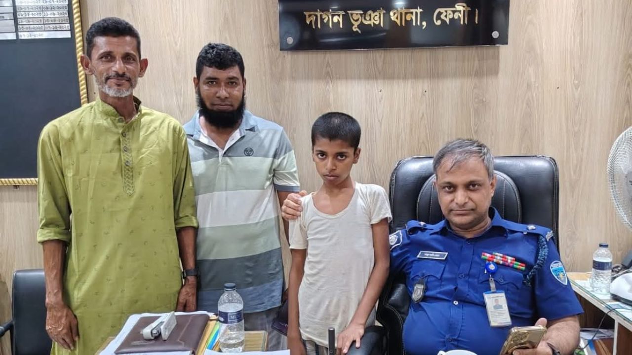 দাগনভূঞায় নিখোঁজ কিশোরকে উদ্ধার করে পরিবারের কাছে হস্তান্তর