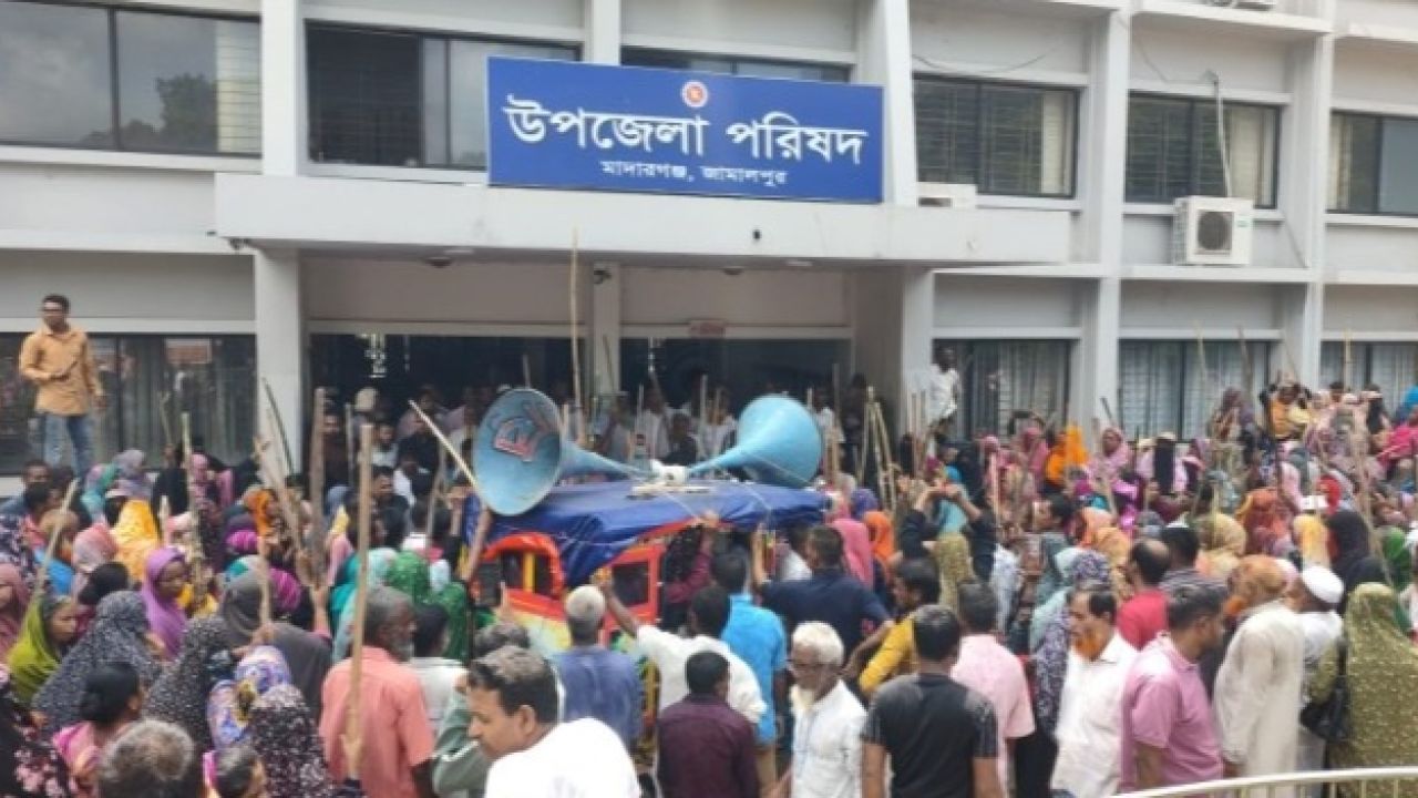 ৭২০ কোটি টাকা ফেরতের দাবিতে মাদারগঞ্জে হাজারো গ্রাহকের বিক্ষোভ-ঘেরাও