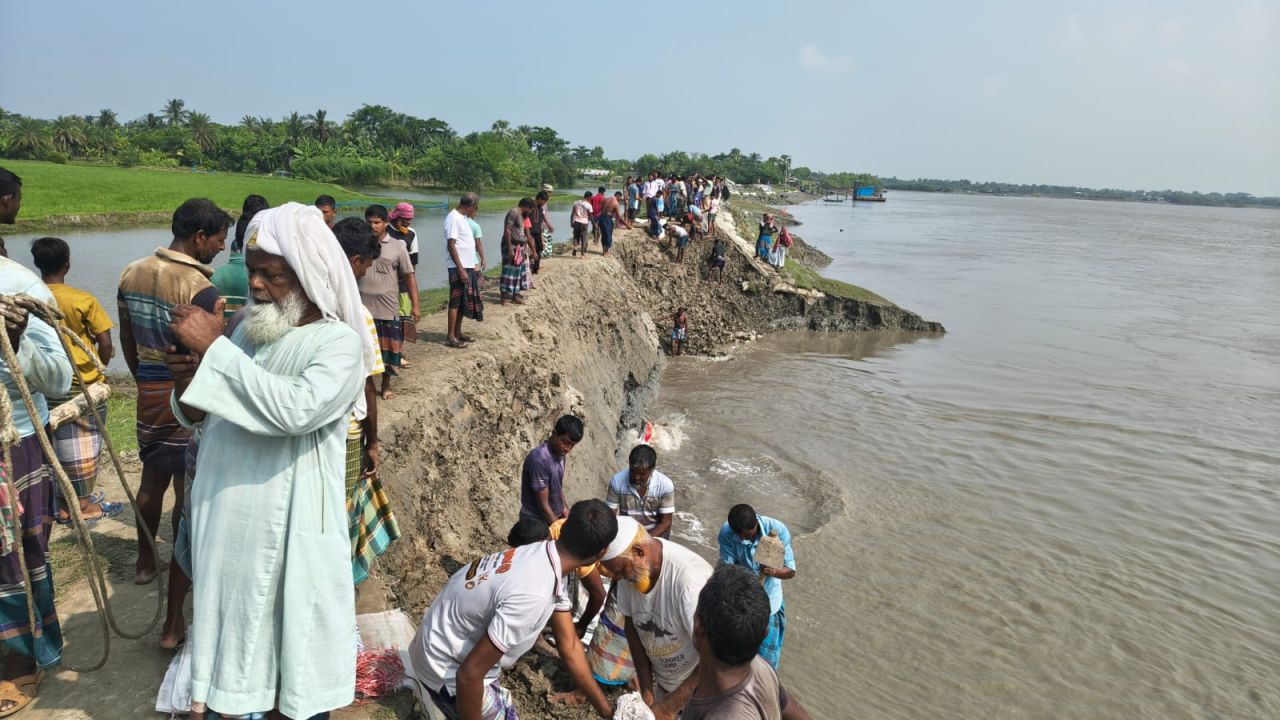 আশাশুনিতে বেড়িবাঁধে ভয়াবহ ভাঙন, প্লাবন রক্ষায় স্থানীয়দের স্বেচ্ছাশ্রম