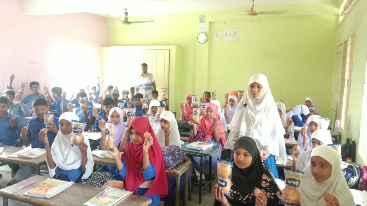 স্কুল ফিডিং চালুর পর প্রাথমিকে বাড়ছে উপস্থিতি