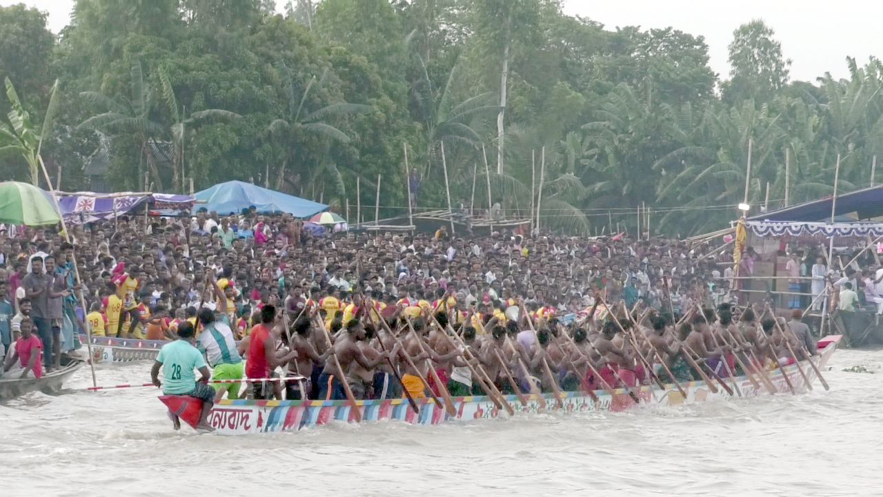 নৌকা বাইচ প্রতিযোগিতা: ব্যক্তিউদ্যোগে টিকে আছে ঐতিহ্য