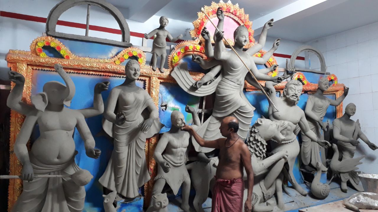 চিতলমারীর ১৩৭ মণ্ডপে পূজার প্রস্তুতি, ব্যস্ত মৃৎশিল্পীরা