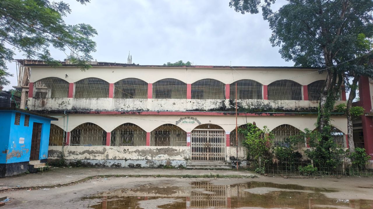 কাজের চাপে শ্রেণিকক্ষে নিয়মিত পাঠদান করাতে পারছেন না ভারপ্রাপ্ত প্রধান শিক্ষকেরা